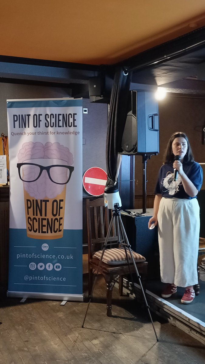 Second talk of our first night, @MiaBerelson from @EarlhamInst is blowing our minds by teaching us how to identify plant diseases from sequencing... wait for it... The AIR! 🤯reindeer @pintofscience #pint24