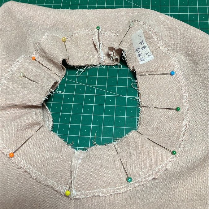 「ノースリーブの袖や、ラウンドネックの所に見返しというパーツをつけたりするのですが」|服の作り方と型紙うさこの洋裁工房のイラスト