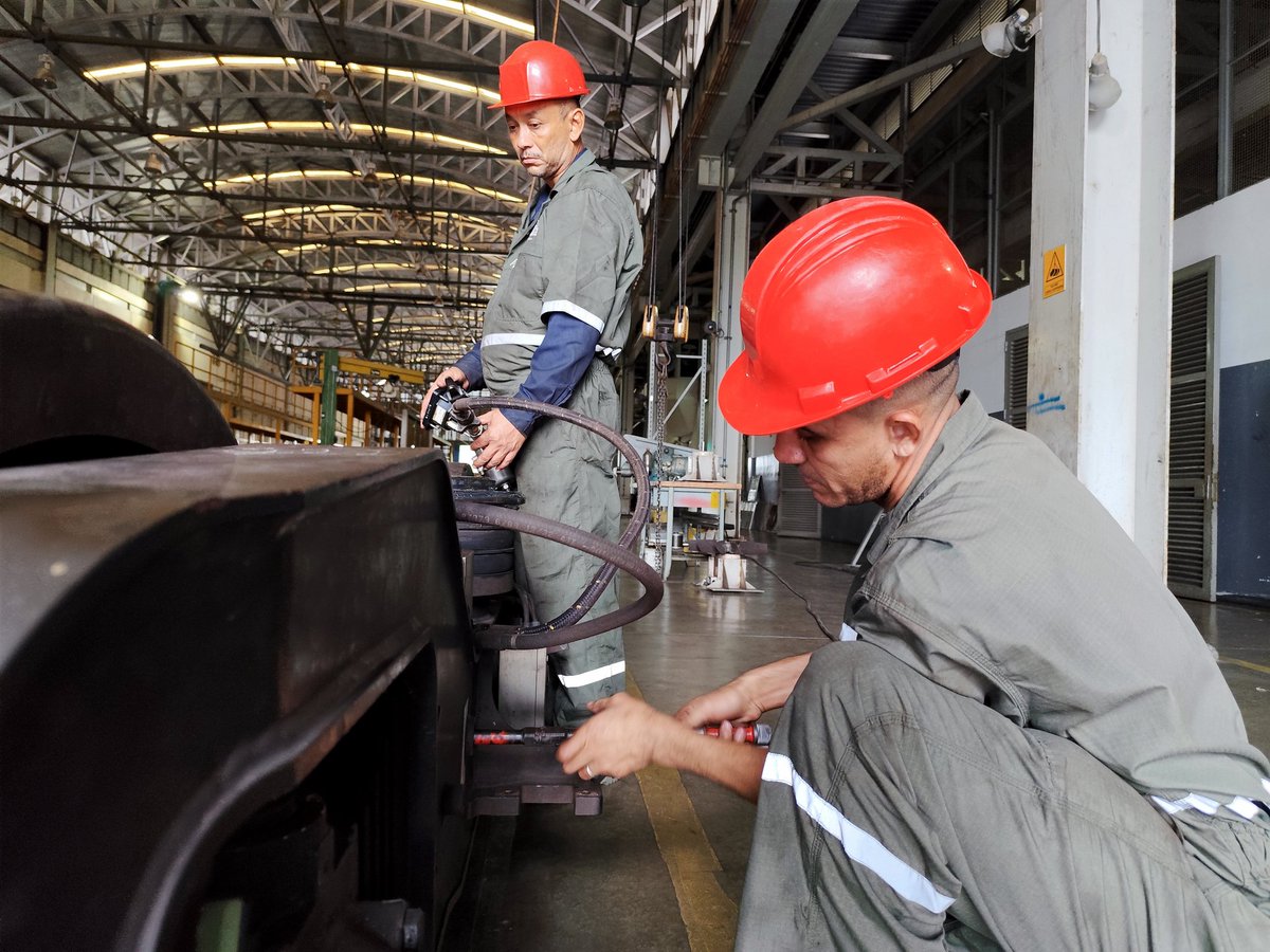 CAMETROVALENCIA's tweet photo. #13May Dando continuidad a las labores sobre el #MaterialRodante de los vagones, trabajadores de @CAMETROVALENCIA efectuaron pruebas funcionales de caliper de freno con aplicación manual y suministro de aire comprimido a los bogies del vagón 1005 @NicolasMaduro #5SeñasDelPueblo https://t.co/wRkhAvvYXs