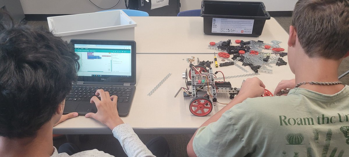 Noles_edu's tweet photo. @math_coach13 robotics class programming their machines using block coding and C++. These @HPetersonMS students are highly engaged, creative and motivated.
#KISDinspires
#TogetherWeCan https://t.co/xi117uh2Gh