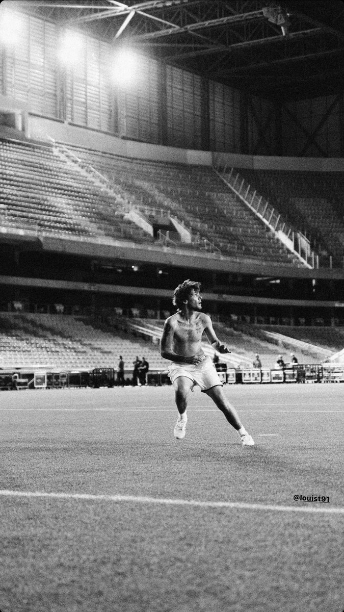 hrryloustella's tweet photo. Duebduwbduevzudv #LouisTomlinson https://t.co/mXASQHrbz4