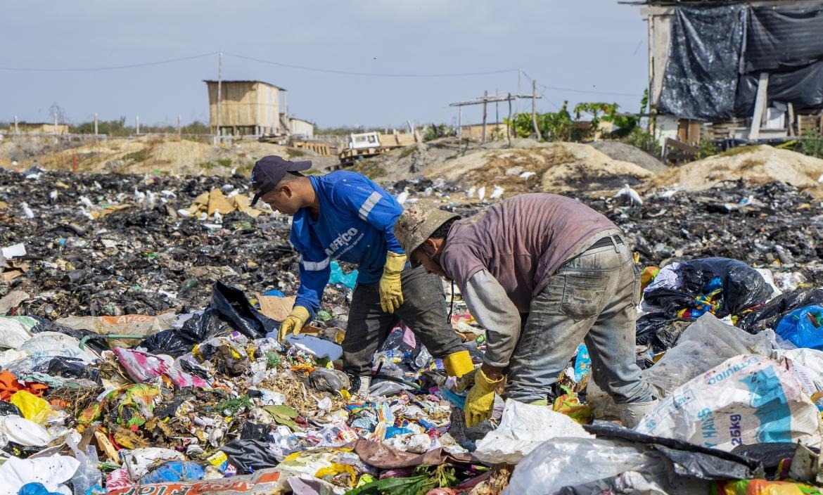 Inty Grønneberg (@groninty) on Twitter photo 🚨 Alerta: Desastre de contaminación ambiental nivel 3 (máxima escala) azota al cantón #Playas en Guayas: su sistema de manejo de basura está colapsado. 
Efectos: 💀 Riesgo de destrucción de la vida marítima en #Galápagos por la basura acarreada desde Playas hacia el 🚨 Alerta: Desastre de contaminación ambiental nivel 3 (máxima escala) azota al cantón #Playas en Guayas: su sistema de manejo de basura está colapsado. 
Efectos: 💀 Riesgo de destrucción de la vida marítima en #Galápagos por la basura acarreada desde Playas hacia el