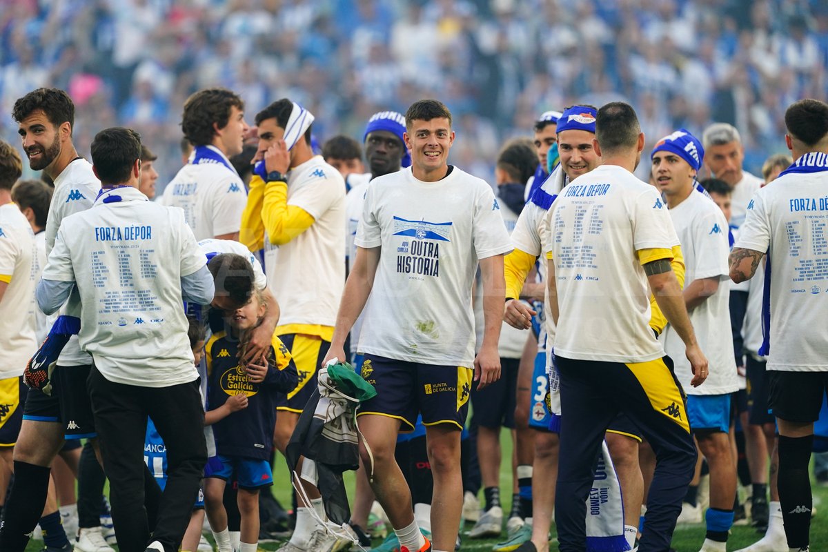 ManuLaya's tweet photo. @LP10oficial @RCDeportivo Un pedacito de @UnionistasCF también en la plantilla del Depor ayer en el ascenso con @Albersv13 https://t.co/ge6YkDNFG9