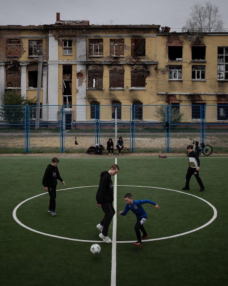 2024. április. 

Gyerekek fociznak a megtörhetetlen Harkivban.

A város szilárdan áll a rakétákkal, drónokkal és irányított légibombákkal végrehajtott folyamatos orosz támadások ellenére. 

Harkivnak sürgősen légvédelmi rendszerekre van szüksége.

 #PatriotsSaveLives