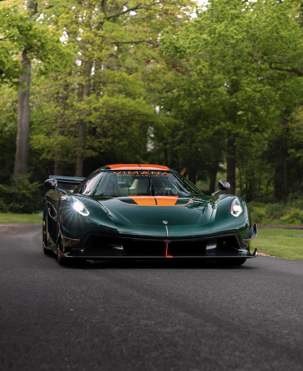 OnlyAutos1's tweet photo. Koenigsegg Jesko Vimana Finished In Green-Tinted Carbon Fiber With Sweet Mandarin Accents And Stripes🔥 #Speed ⚡️ https://t.co/b1eBgJ30Up