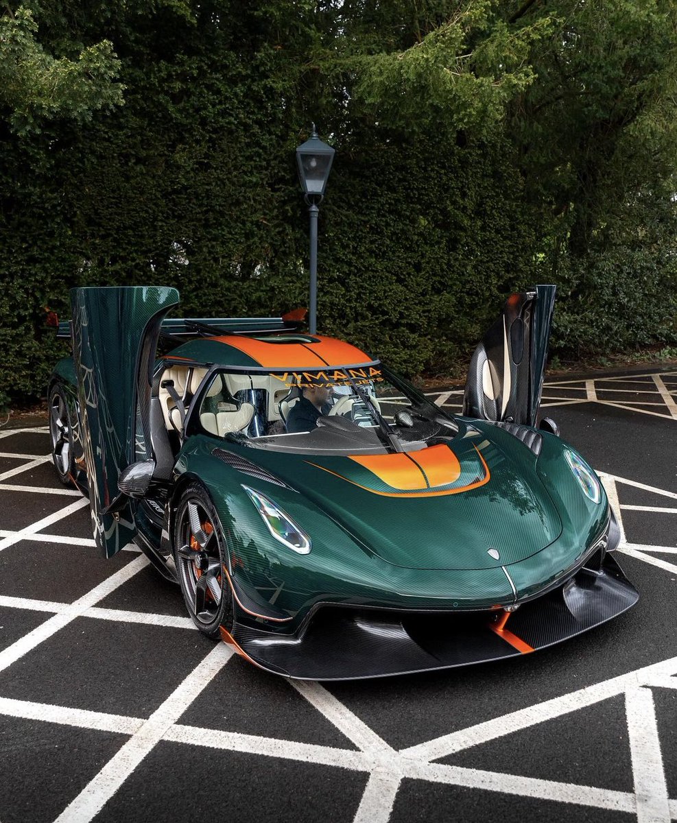 OnlyAutos1's tweet photo. Koenigsegg Jesko Vimana Finished In Green-Tinted Carbon Fiber With Sweet Mandarin Accents And Stripes🔥 #Speed ⚡️ https://t.co/b1eBgJ30Up