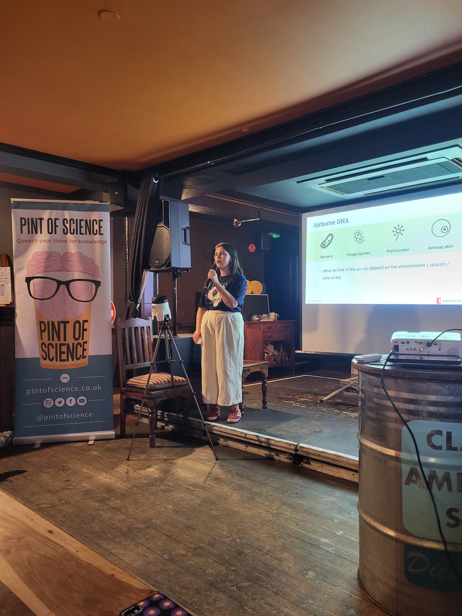 Now over to @MiaBerelson to talk to us about 'Identifying plant diseases from the air' @pintofscience