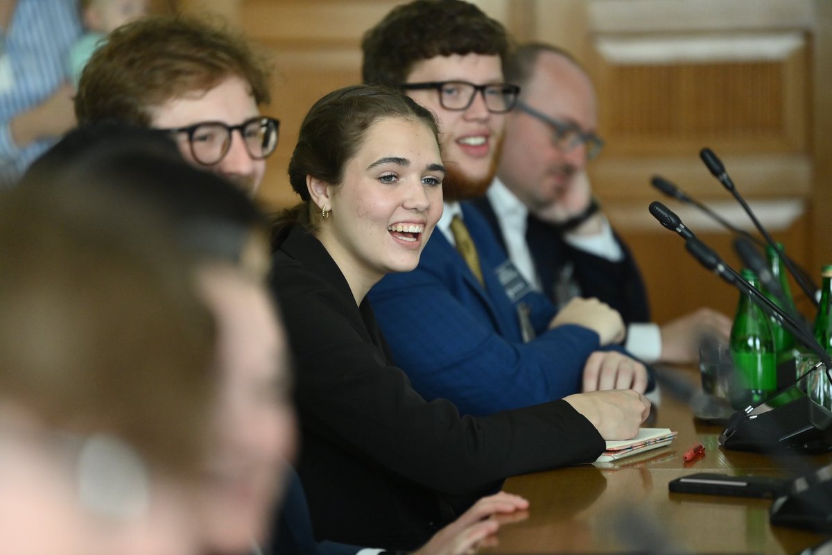 Dziś w Sejmie poseł <a href="/Wipler1978/">Przemysław Wipler</a> gościł grupę amerykańskich studentów z University of Notre Dame. Goście zwiedzili Parlament oraz mieli okazję zadać posłowi pytania na temat polskiej 🇵🇱polityki.