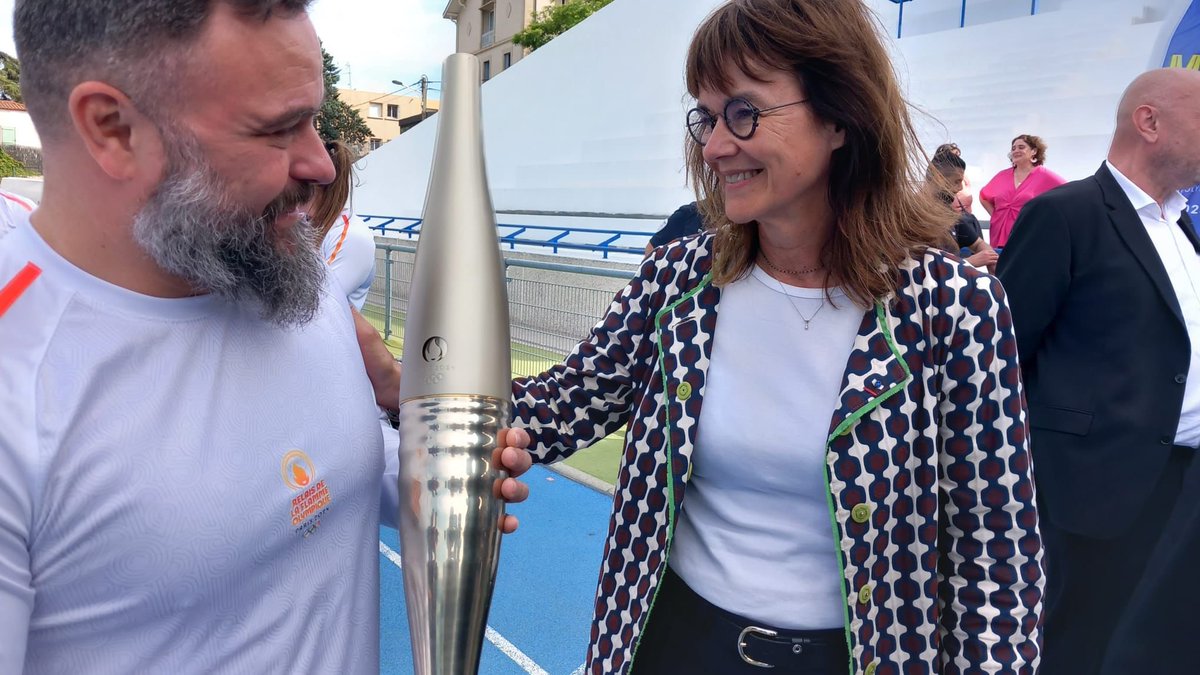 Ambiance formidable pour le passage de la Flamme olympique au stade Philippidès de #Montpellier ! Un millier d’élèves et étudiants de Montpellier, Mende et de Polynésie enthousiastes ! Merci aux organisateurs & professeurs @acmontpellier @umontpellier @creps_montp @RA_Occitanie