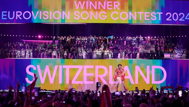 BAYRAK YASAĞI KRİZ YARATTI Eurovision tartışmalarına Avrupa Birliği de katıldı ntv.com.tr/dunya/eurovisi… Foto: AP
