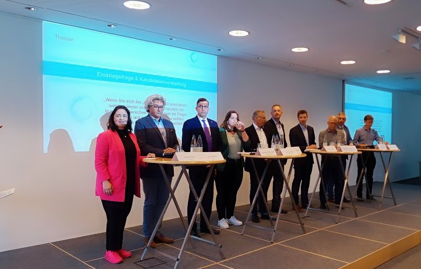 Langer Abend: Wirtschaftsforum der IHK und wir #Piraten sind mit dabei.
Und ja, es gab viele sehr positiv überraschte Rückmeldungen wie
"Ich muss wirklich den Wahlomat anwerfen! Oh und ein Flyer bitte." 😃

Leider hatten wir permanent den Beamer im Gesicht. *blinzel*