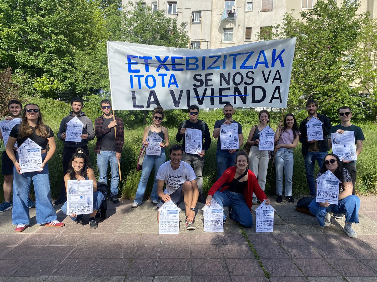 Zatoz maiatzaren 18an etxebizitzak itotzen gaituela salatzera📢📢

HONA HEMEN EGITARAUA 👁️ 

Mahai ingurua, hamaiketakoa, solasaldia, herri bazkaria, bingo musikatua, MANIFESTAZIOA eta kontzertua 🔥

JUDIMENDIN BIZI NAHI DUGU 🙌🏾
