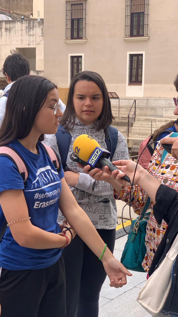 IESBuruaga_EPAS's tweet photo. Día de Europa. Lectura en el templo de Diana junto a los alumnos del agrupamento de escoltas de Portugal y de alumnado del ÍES Emerita, organizado por e Ayuntamiento de Merida para impulsar el fomento a la lectura.
@parlamentoeuropeo 
@comisioneuropea 
@ayuntamientomerida https://t.co/4jXxijJLKW