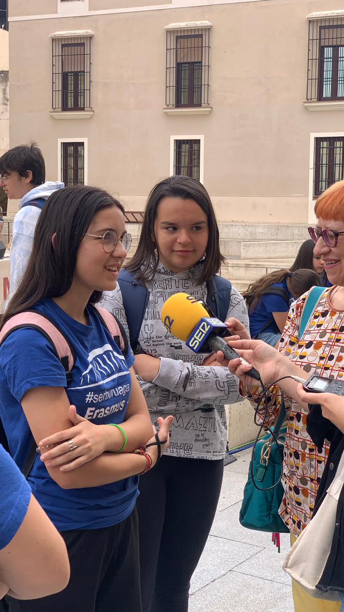 IESBuruaga_EPAS's tweet photo. Día de Europa. Lectura en el templo de Diana junto a los alumnos del agrupamento de escoltas de Portugal y de alumnado del ÍES Emerita, organizado por e Ayuntamiento de Merida para impulsar el fomento a la lectura.
@parlamentoeuropeo 
@comisioneuropea 
@ayuntamientomerida https://t.co/4jXxijJLKW