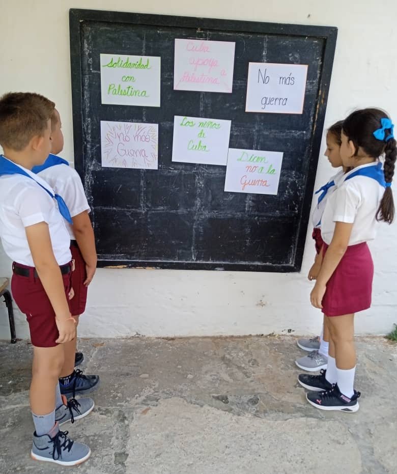 Alumnos de nuestro centro realizan dibujos sobre la jornada de condena al genocidio en Palestina.<a href="/CubaMined/">MINED</a> <a href="/DPEVillaClara/">DGEP Villa Clara</a> <a href="/DME_Camajuani/">DME Camajuaní</a> <a href="/FreePalestine/">#FreePalestine</a>