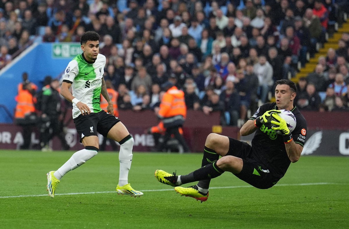 Squawka's tweet photo. Emi Martínez is the first goalkeeper in the competition's history to score three Premier League own goals. 🙃 https://t.co/Q8e4oLhoDH