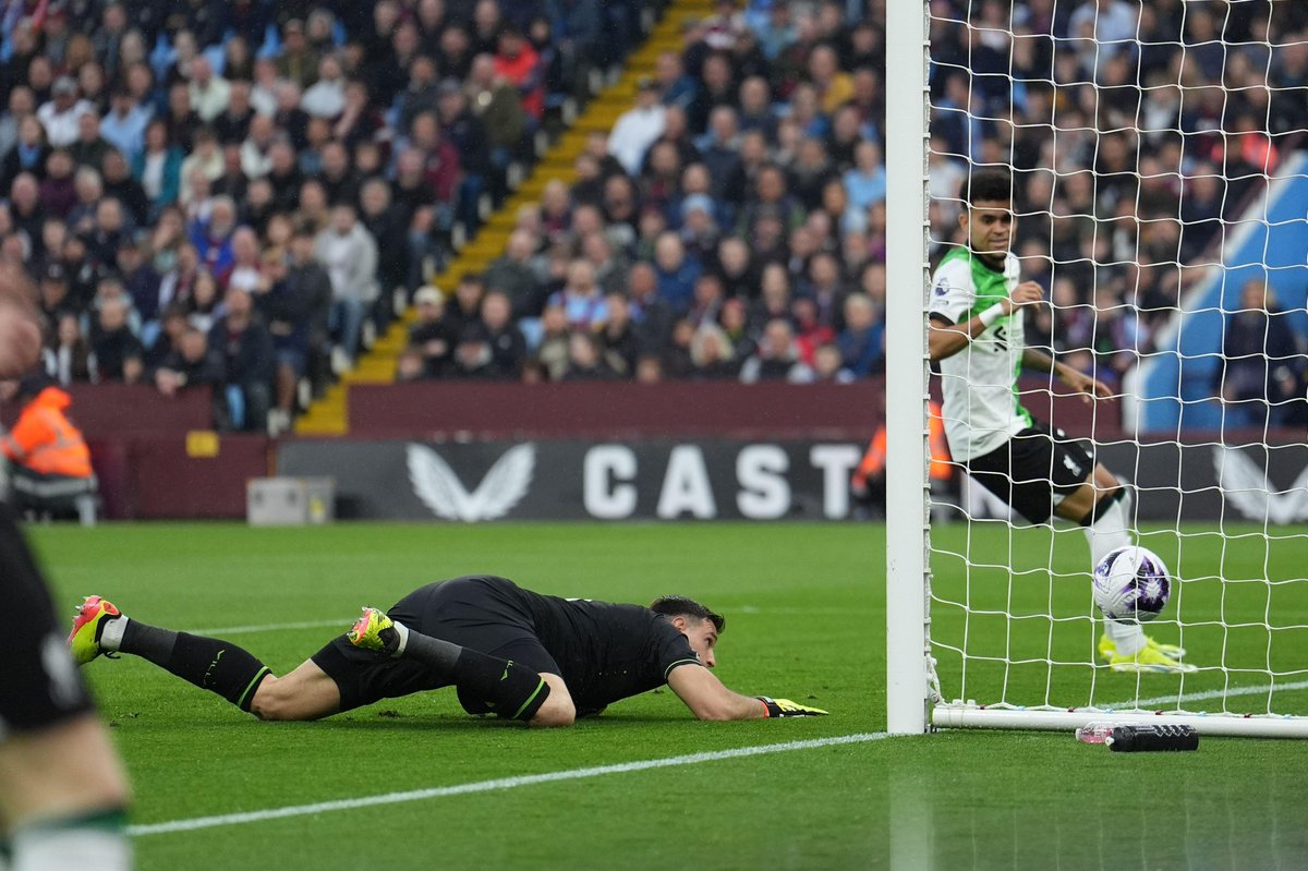 Squawka's tweet photo. Emi Martínez is the first goalkeeper in the competition's history to score three Premier League own goals. 🙃 https://t.co/Q8e4oLhoDH