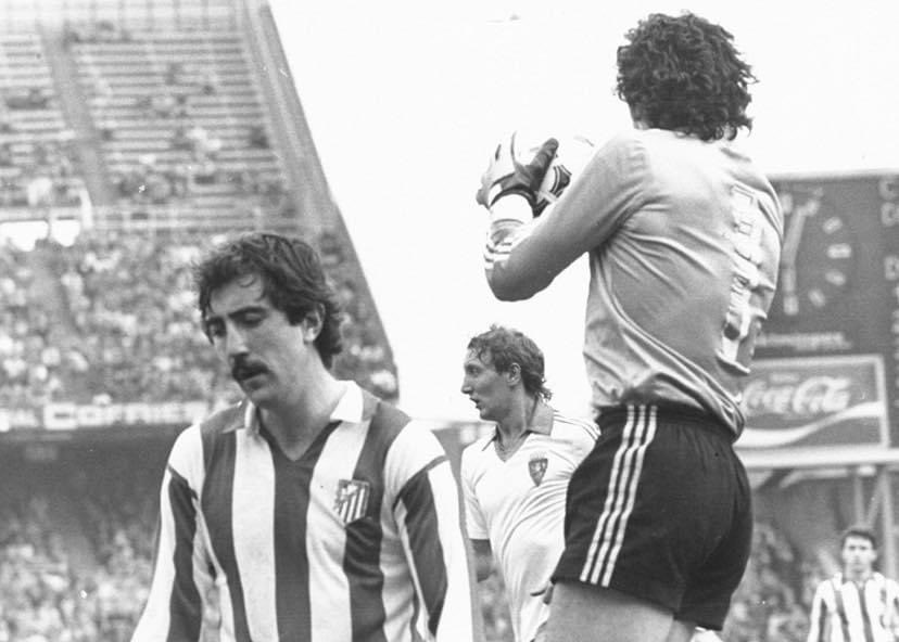 Irazusta domina el área en el #Atleti v #RealZaragoza de la temporada 1980/81. Aparecen en escena Arteche y Casajús. ©️ as