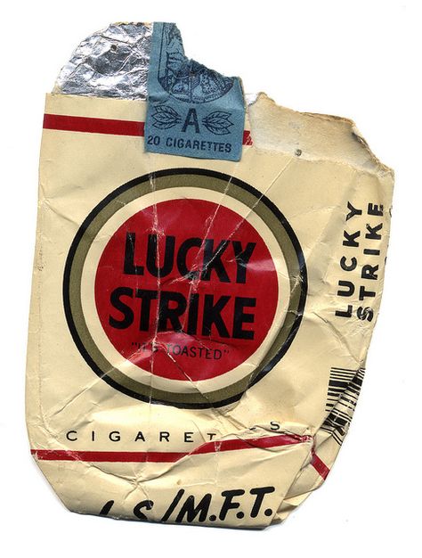 Raymond Loewy (1893-1986), né à Paris d'un père juif tchécoslovaque et d'une mère gardoise, deviendra un des pionniers du design industriel du 20e s. On lui doit, entre 1000 autres projets, ce célèbre paquet de cigarettes, dessiné aux USA dont il acquerra la citoyenneté en 1938.