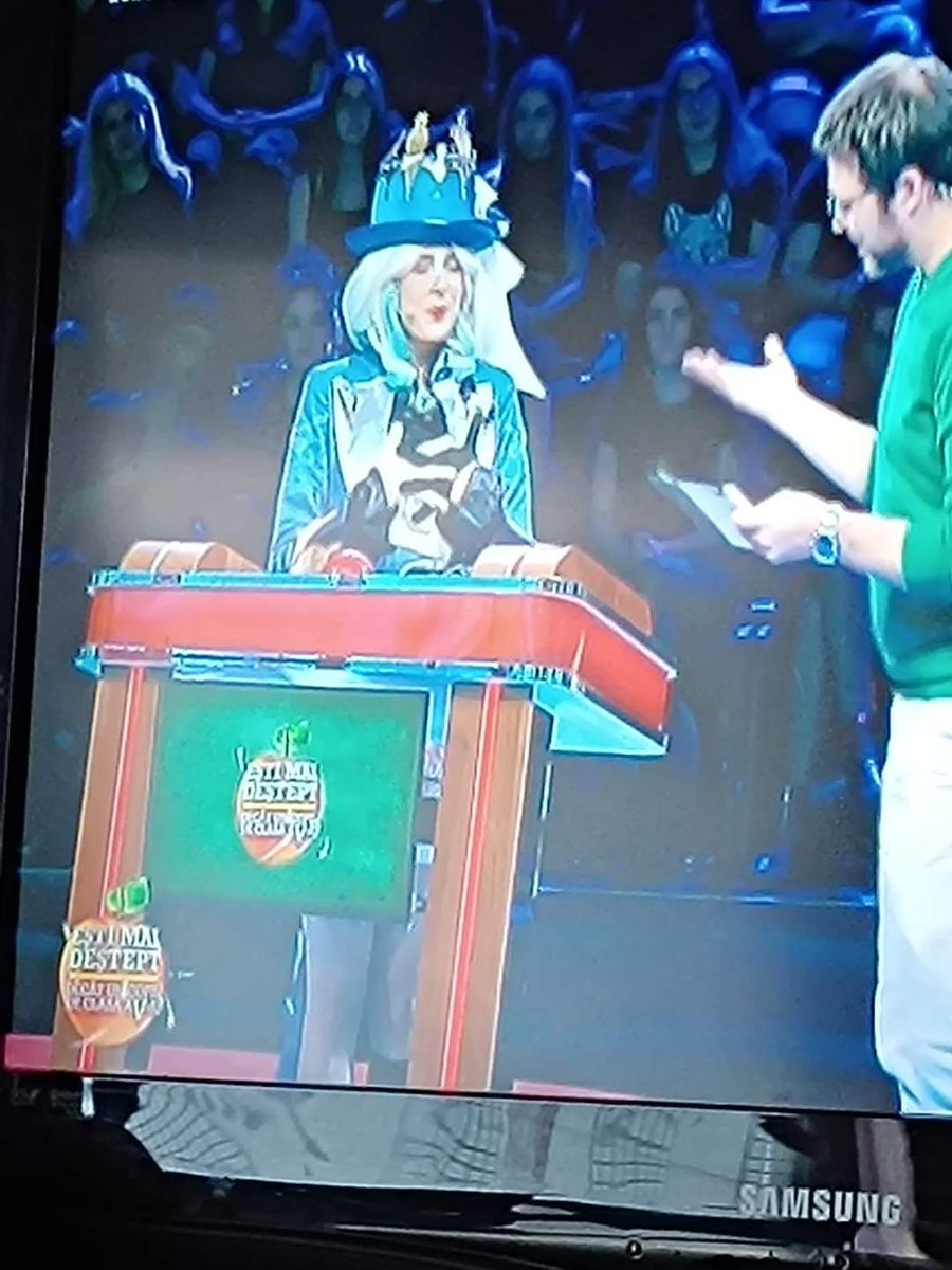 HELPPP
I TURN ON THE TV AND I SEE THIS
WHY IS FURINA ON A ROMANIAN TV SHOW??