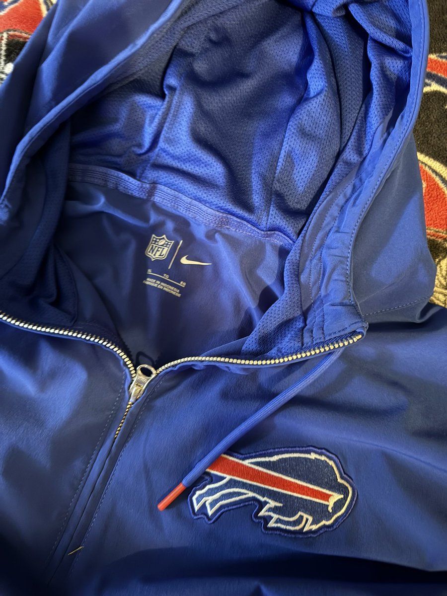 BillsMafiaEP's tweet photo. Ok #BillsMafia
Up for grabs I have a NIKE XL lightweight Bills 1/4 zip hoodie. Never worn (tags were ripped off by me, size is a bit too big for me. There are zippers on each side as well. 
Please : Follow, Like and repost to be entered to win.
I will choose a winner on Friday https://t.co/zu5LdsVJLE