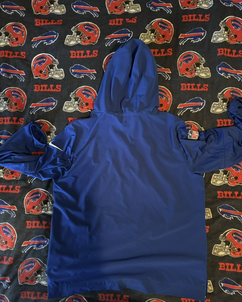 BillsMafiaEP's tweet photo. Ok #BillsMafia
Up for grabs I have a NIKE XL lightweight Bills 1/4 zip hoodie. Never worn (tags were ripped off by me, size is a bit too big for me. There are zippers on each side as well. 
Please : Follow, Like and repost to be entered to win.
I will choose a winner on Friday https://t.co/zu5LdsVJLE
