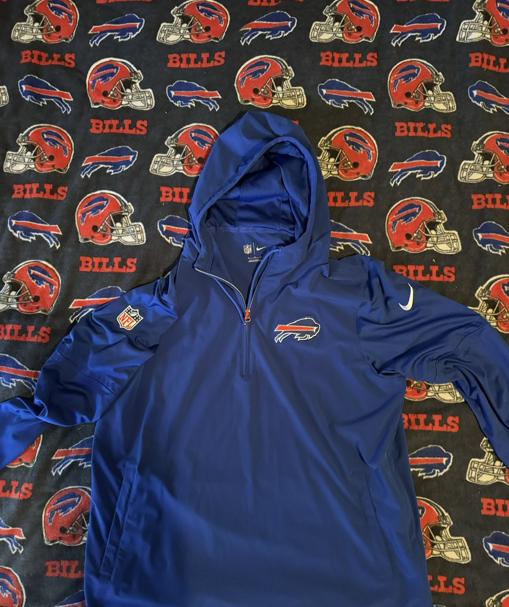 BillsMafiaEP's tweet photo. Ok #BillsMafia
Up for grabs I have a NIKE XL lightweight Bills 1/4 zip hoodie. Never worn (tags were ripped off by me, size is a bit too big for me. There are zippers on each side as well. 
Please : Follow, Like and repost to be entered to win.
I will choose a winner on Friday https://t.co/zu5LdsVJLE