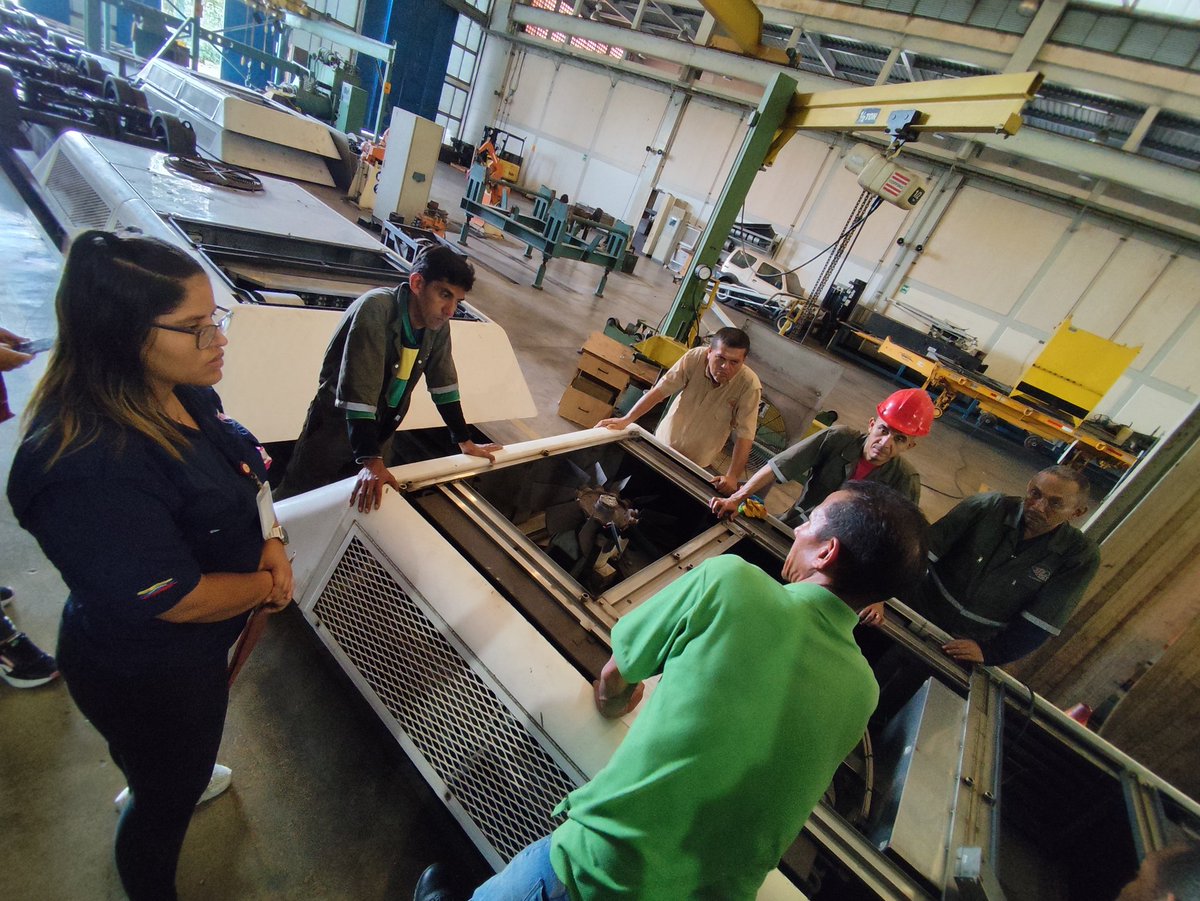 CAMETROVALENCIA's tweet photo. #13May ||En @CAMETROVALENCIA la formación y capacitación de los trabajadores es integral, por tal motivo el Centro de Capacitación "Simón Bolívar" dirigió Taller de refrigeración de aires acondicionados en los vagones a los trabajadores del Taller Integral de Mantenimiento ✅👷‍♂️🚇 https://t.co/kOGuSz99HK