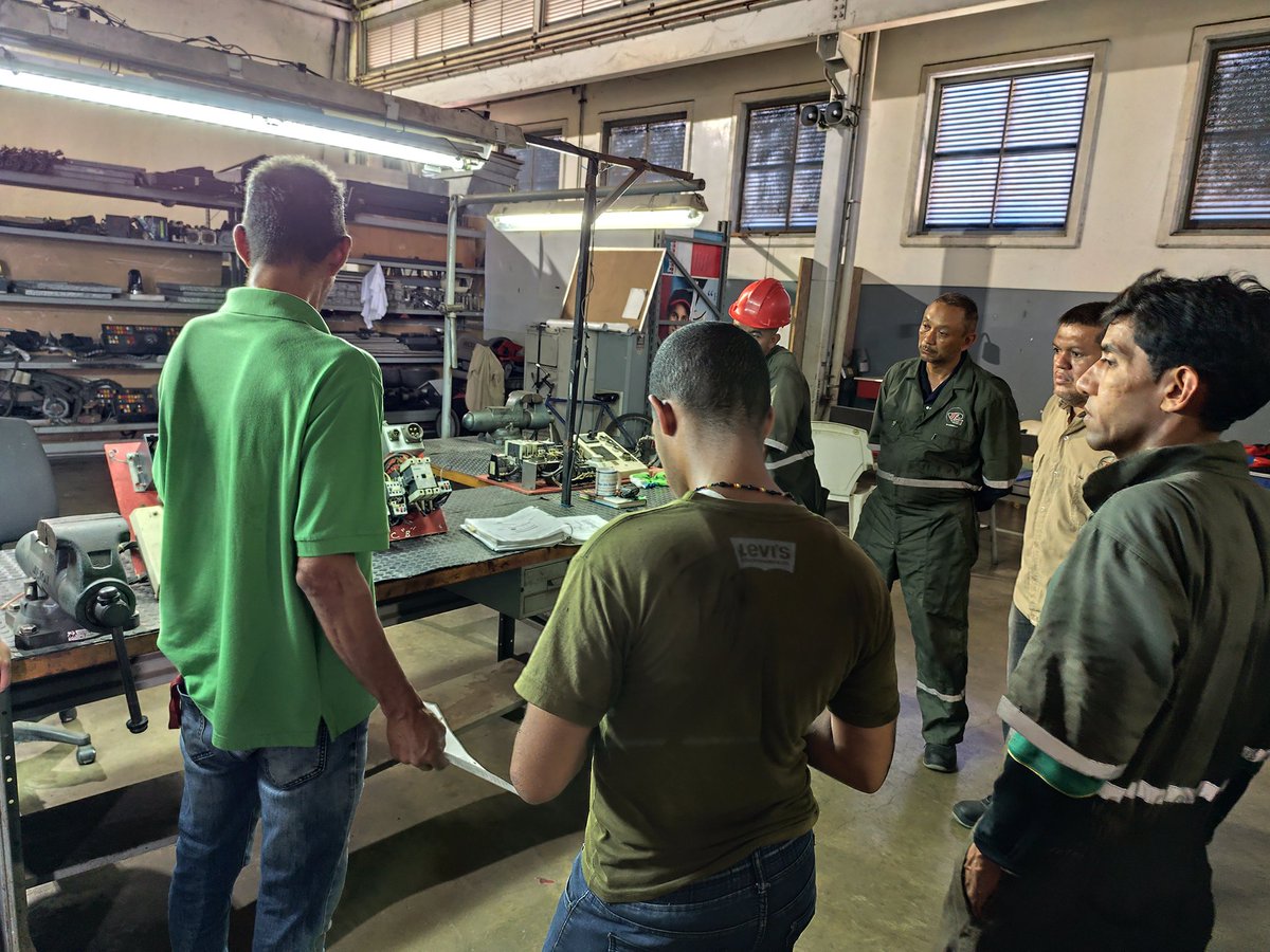 CAMETROVALENCIA's tweet photo. #13May ||En @CAMETROVALENCIA la formación y capacitación de los trabajadores es integral, por tal motivo el Centro de Capacitación "Simón Bolívar" dirigió Taller de refrigeración de aires acondicionados en los vagones a los trabajadores del Taller Integral de Mantenimiento ✅👷‍♂️🚇 https://t.co/kOGuSz99HK
