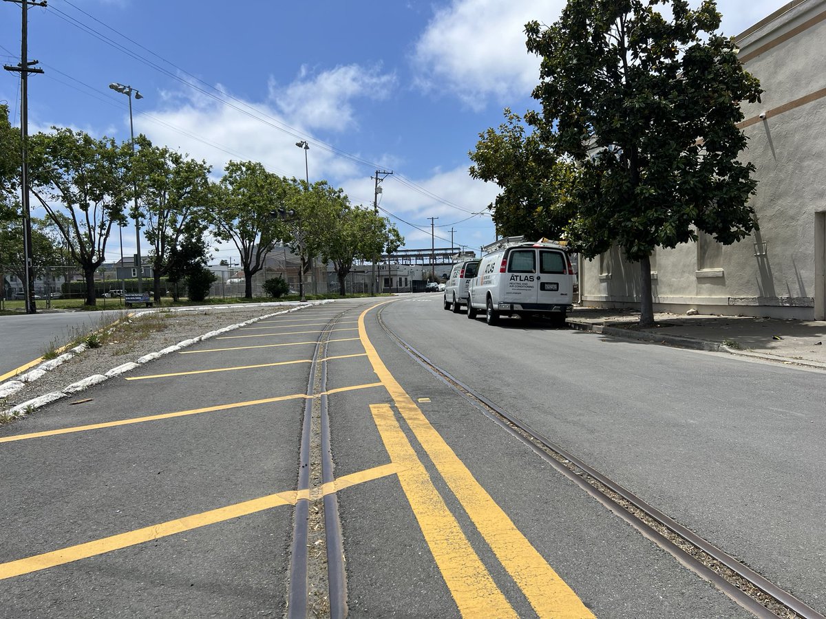 DavidGallagher's tweet photo. Finally made it back here to take my own picture. The tracks are still here, curving onto Peralta #oaklandhistory #keysystem https://t.co/ezvpNgJJhA