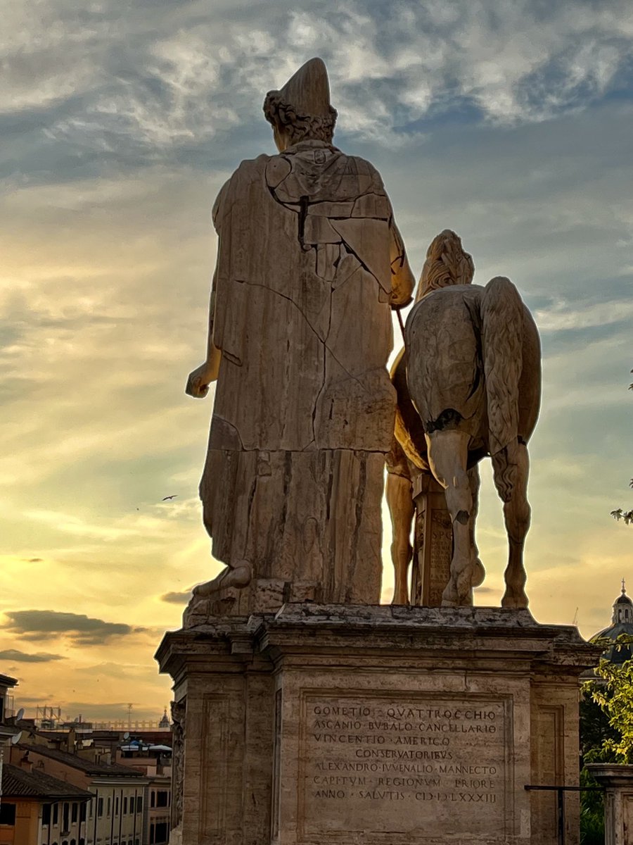 Guardare il tramonto... insieme! Statua dei Dioscuri. #Campidoglio #Roma 🤍 #Rome