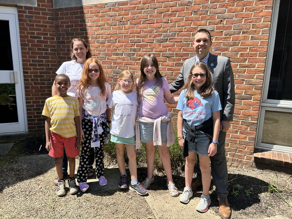 Today I felt like a real celebrity because I could have an end-of-the-year celebration lunch with our Destination Imagination Team from the 2023-2024 school year. We are so proud of their hard work and their determination this past year! #ProudPrincipal #ParkSharks 🦈💙