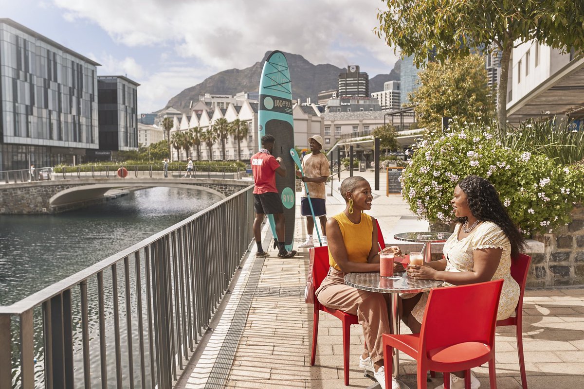 🛹🏀Explore Battery Park at @VandAWaterfront for urban fun by the sea. Enjoy activities like skating, basketball, & canal-side walks. Discover outdoor fun, boutique shops, & dining options for a memorable experience with loved ones. Plan your visit today! #CapeTownBig6