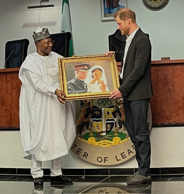 thetalentguru's tweet photo. .@thetalentguru GIFTS from Naija🇳🇬
#HarryandMeghaninNigeria
Can I say how heartwarming it is that almost everywhere #PrinceHarry goes, he gets reminders of #PrincessDiana by way of gifts, Nigeria, the Kennedys, Dancing w/ Travolta🎖️🛩️, & the Spencers came through for #IG10 #IAM20 https://t.co/u4EWIV3BBh