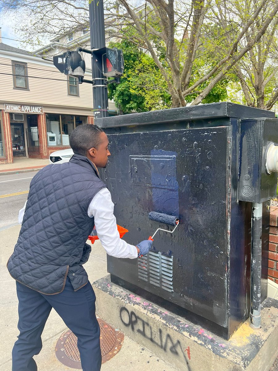 JohnGPVD's tweet photo. Had a great time working alongside the Department of Public Works and Public Property to clean up graffiti in our beautiful city! A huge thank you to the team for their hard work and dedication to making our neighborhoods shine! 🏙️💪 #CommunityFirst #GraffitiCleanup https://t.co/BYcoc4pL3B