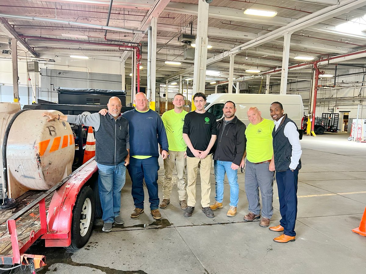 JohnGPVD's tweet photo. Had a great time working alongside the Department of Public Works and Public Property to clean up graffiti in our beautiful city! A huge thank you to the team for their hard work and dedication to making our neighborhoods shine! 🏙️💪 #CommunityFirst #GraffitiCleanup https://t.co/BYcoc4pL3B