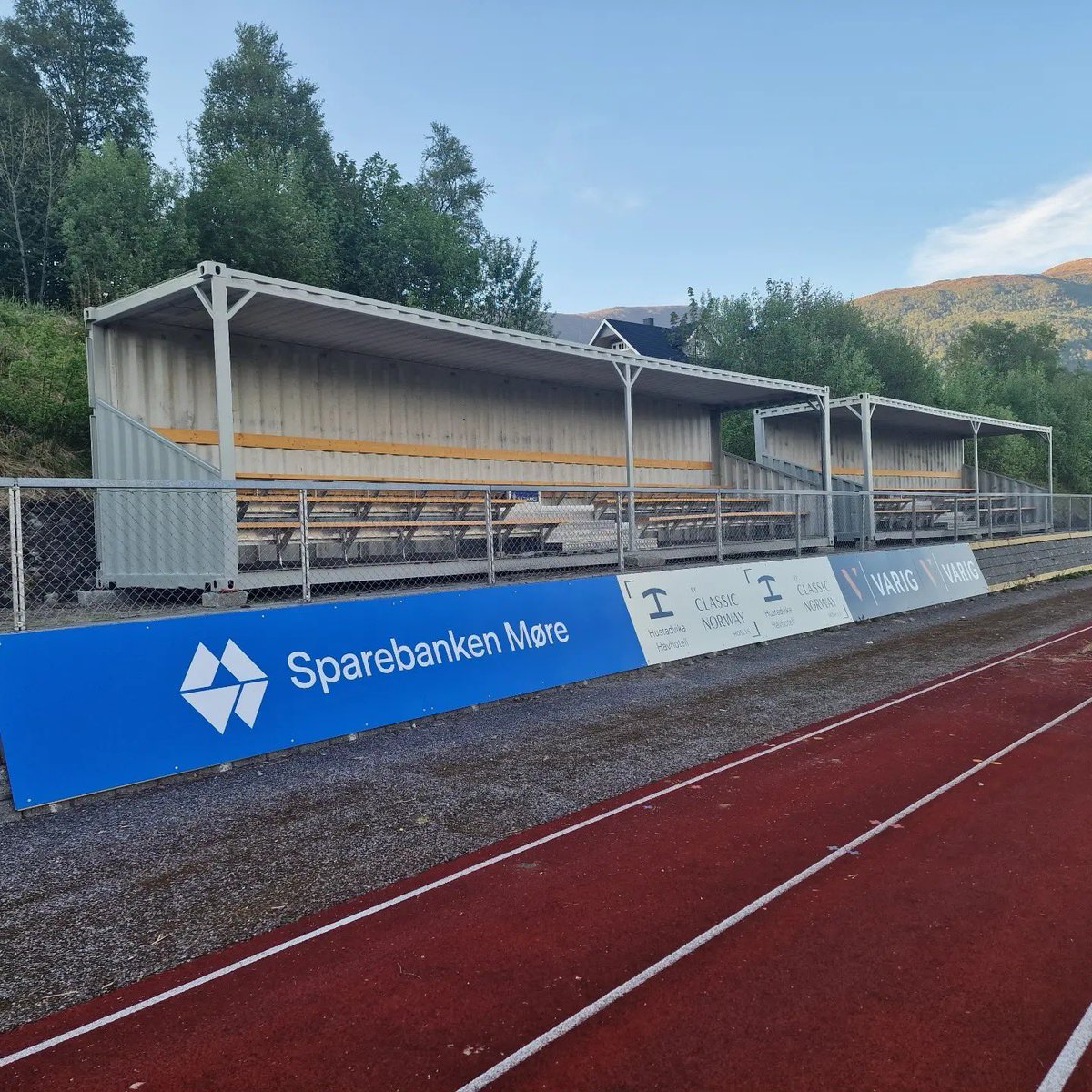 JanRagnvald's tweet photo. Ikke helt ferdig enda på Elnesvågen stadion, men nærmer seg. Men skal være mulig å få sett litt fotball selv i regnvær nå. Selvfølgelig meldt strålende sol til debutkampen. https://t.co/UKZ2xDBqZT