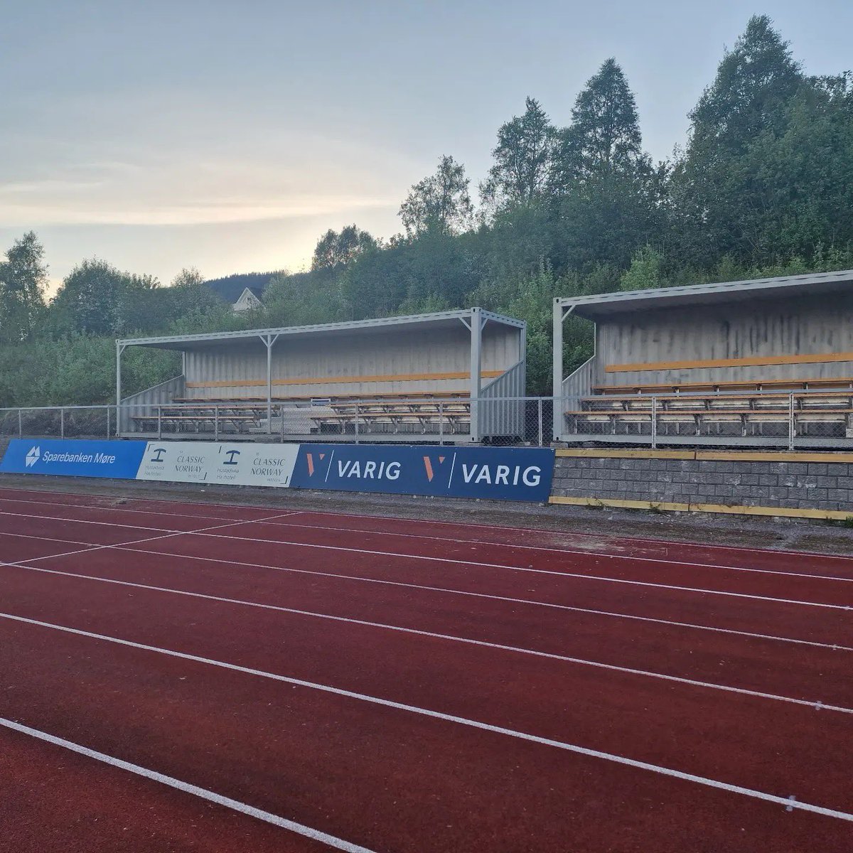 JanRagnvald's tweet photo. Ikke helt ferdig enda på Elnesvågen stadion, men nærmer seg. Men skal være mulig å få sett litt fotball selv i regnvær nå. Selvfølgelig meldt strålende sol til debutkampen. https://t.co/UKZ2xDBqZT