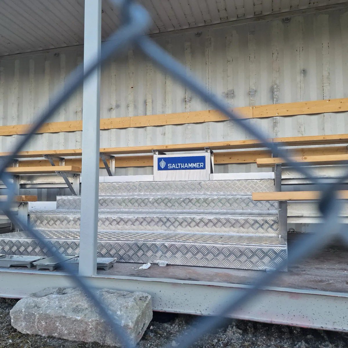 Ikke helt ferdig enda på Elnesvågen stadion, men nærmer seg. Men skal være mulig å få sett litt fotball selv i regnvær nå. Selvfølgelig meldt strålende sol til debutkampen.