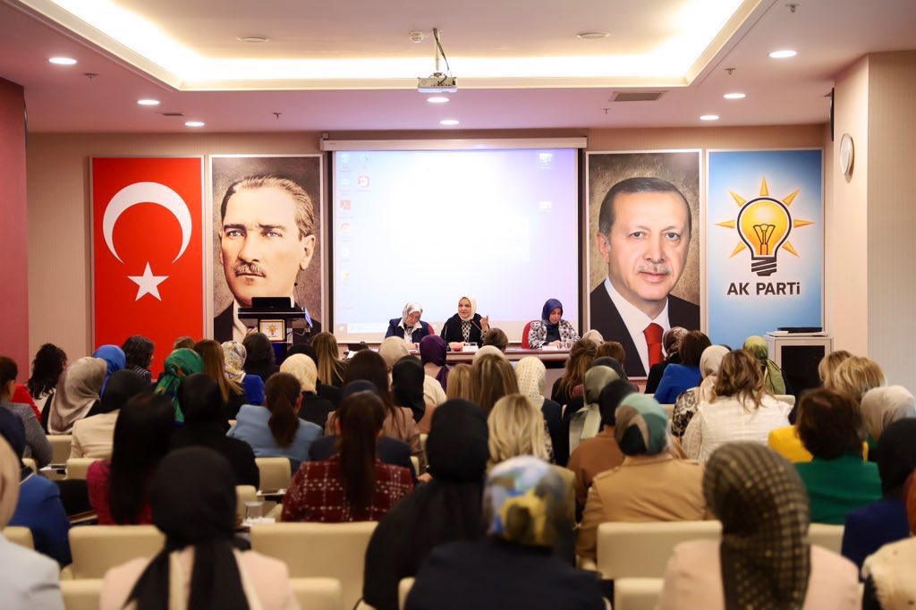 📍AK Parti Genel Merkez Genel Merkez Kadın Kolları Başkanımız Sayın @aysekesir yönetiminde 81 İl Kadın Kolları Başkanlarımız ile istişare ve değerlendirme toplantısını gerçekleştirerek yerel seçim süreci hakkında değerlendirmelerde bulunulduk. #KadınlarlaBüyükTürkiyeYolunda