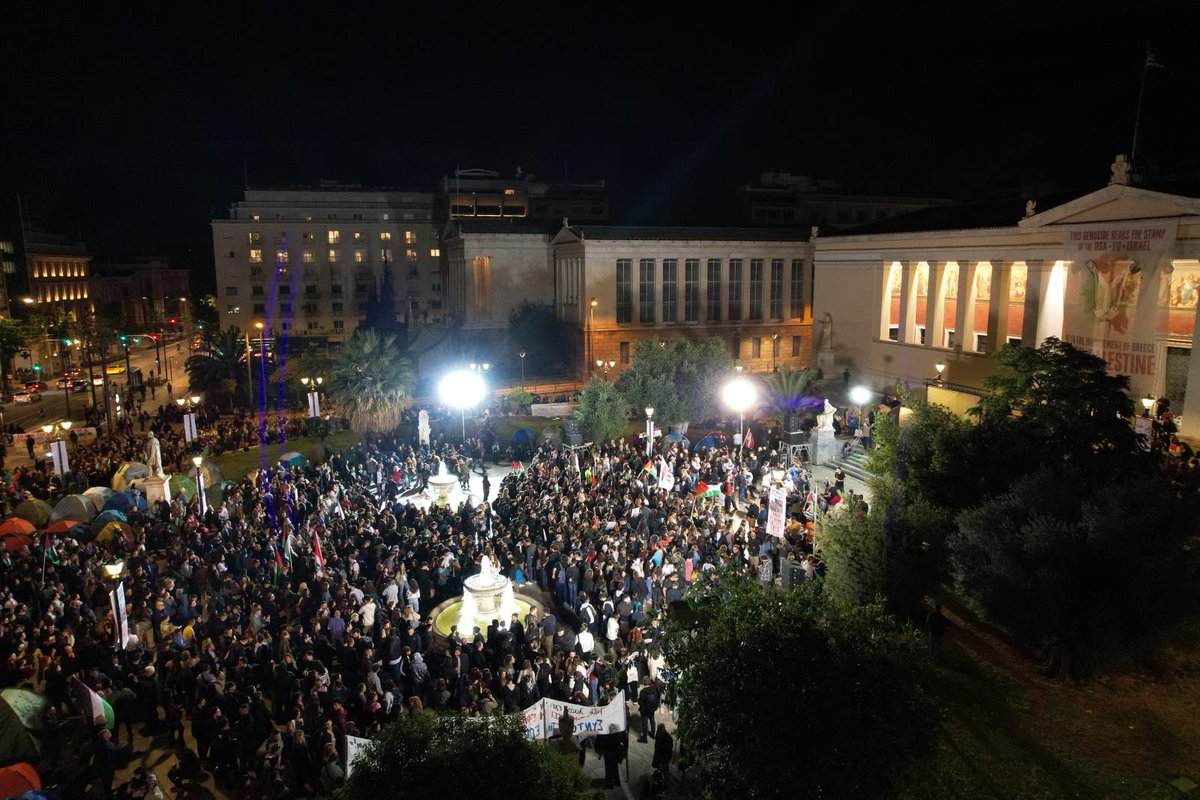 PAMEhellas's tweet photo. Τα Προπύλαια πλημμύρισαν αλληλεγγύη 

ΛΕΥΤΕΡΙΑ ΣΤΗ ΠΑΛΑΙΣΤΙΝΗ!!

#Παλαιστινη #Γαζα #FreePalestine #AllEyesOnRafah https://t.co/ZiIrQ0cKY9
