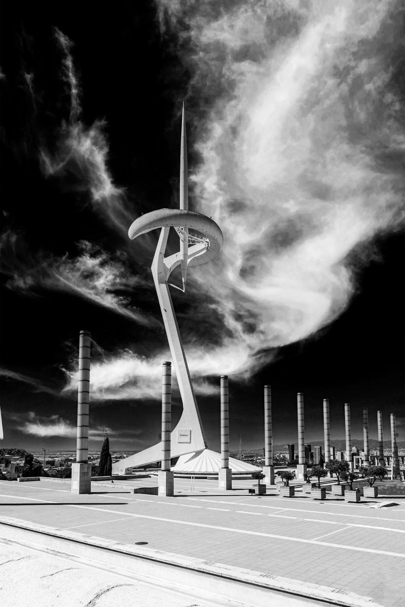 #Barcelona❤️ Torre de Calatrava #ComunicationTower #Calatrava #blackandwhitephotography #travelphotography #april2024 📷#PanasonicLumix Good Night Friends ✨️🌙