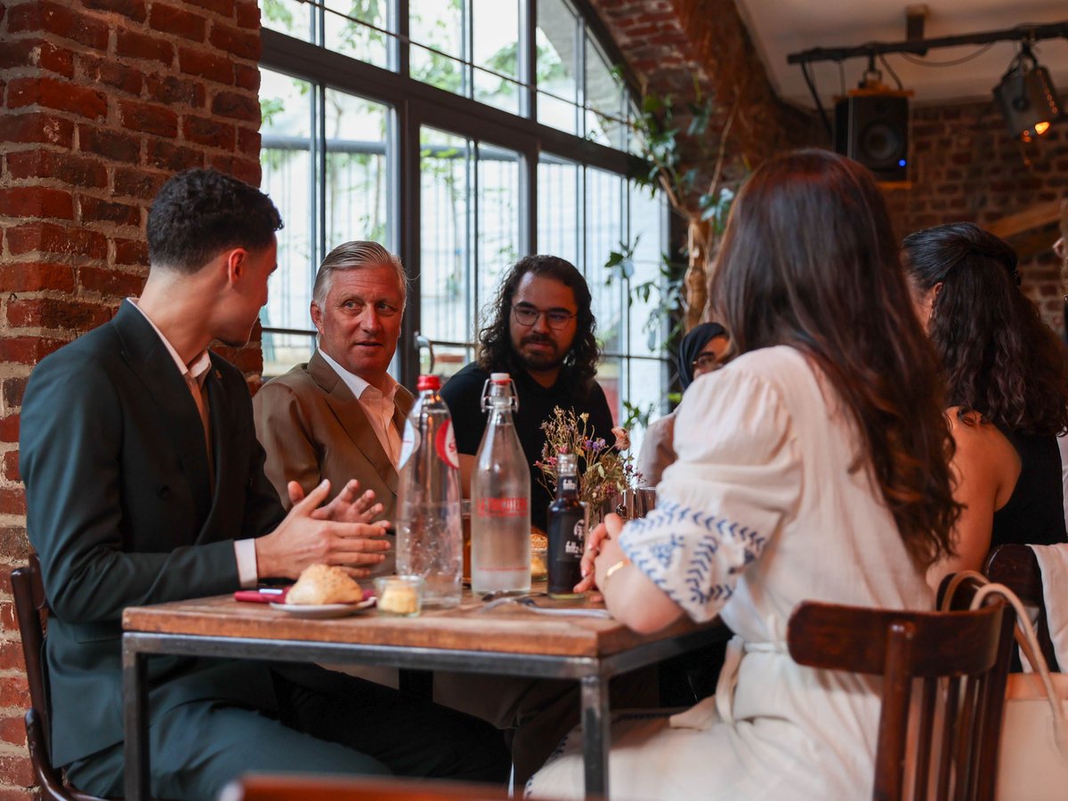😊 Le Roi dîne avec un petit groupe de jeunes ce soir à @LaTricoterie à Bruxelles. Ils lui parlent de leurs projets pour stimuler les liens sociaux en ville et de leurs aspirations pour l’avenir.
