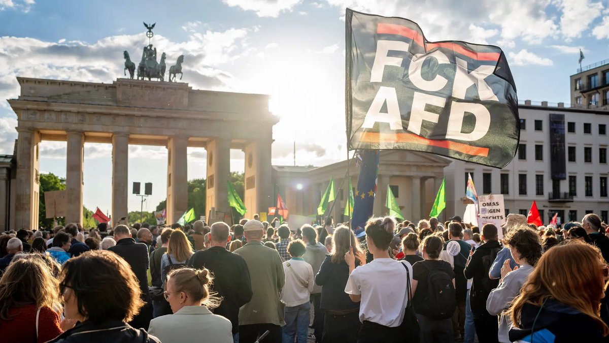 „Gegner der AfD machen sich zu große Hoffnungen“ Der Mainzer Parteienforscher warnt, das Urteil gegen die AfD mit überzogenen Erwartungen aufzuladen. Warum er auch von einem Verbotsverfahren abrät und was er gegen Extremisten empfiehlt. (@AZ_Augsburg) ➡️azol.de/70741226