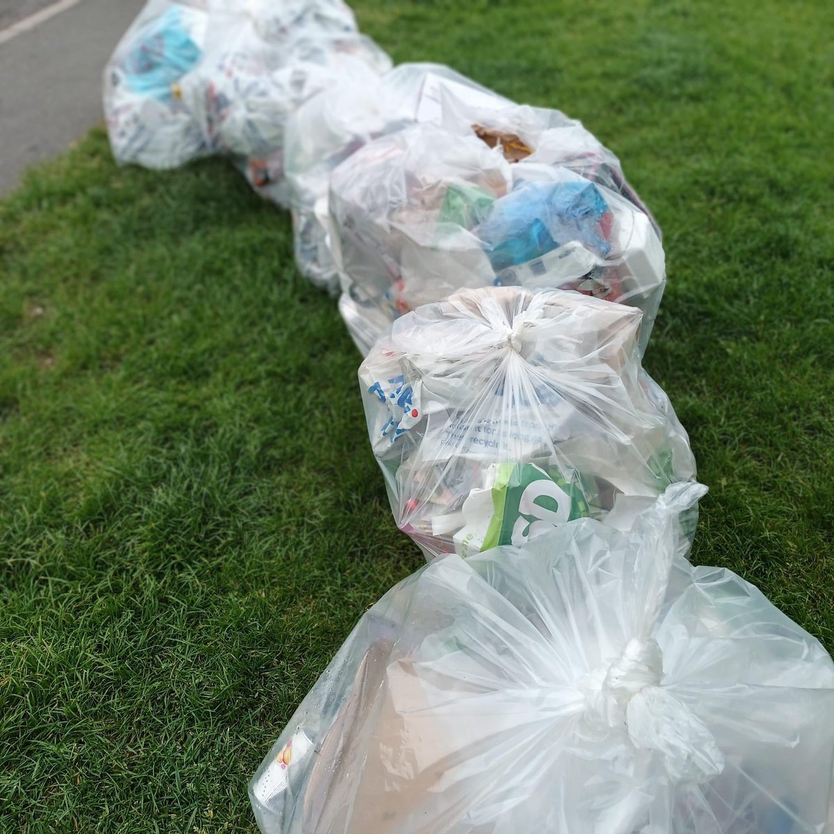 A HUGE effort from James with these bags from Croxteth Gate, Sefton Park 

5 bags of litter 

Whatever your views on bins, do we have enough? Why can’t we have the big euro bins back in Sefton Park during the summer? should people be expected to take it home? More LSSL staff ❤️