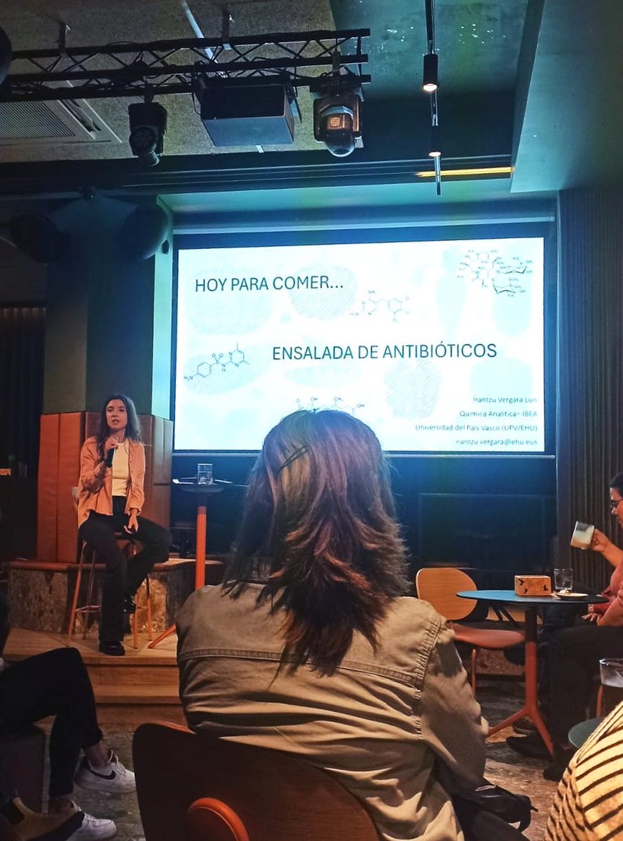 IVergaraLuis's tweet photo. Hoy en @pintofscienceES divulgando sobre las #contaminación de #antimicrobianos en diferentes muestras ambientales (🥬🪱🥕💧🐄) y la consecuente #resistencia a estos. 
¡Gracias a todxs lxs que os habéis acercado esta tarde!
@sciencebilbao https://t.co/StA96jBG1j