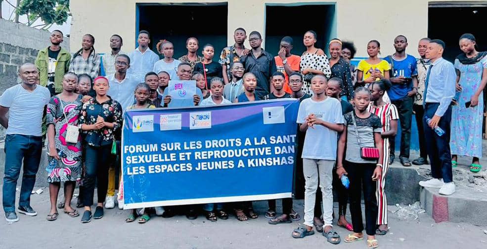 Pour parler avec leurs jeunes. Soixante jeunes, dont 30 #garçons et 30 #filles, ont ainsi été sensibilisés. Avec le soutien financier de @IpasRDC et de @NLkinbrazza et @afiamama partenaire de mise en œuvre