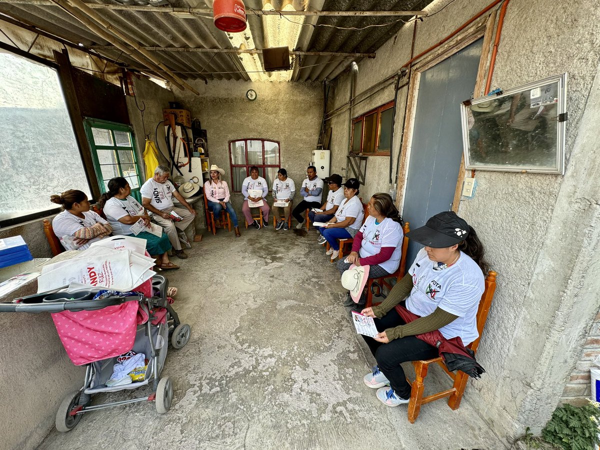 CristinaSanCol1's tweet photo. Me resulta maravilloso saber que, de su mano, vamos a marcar el rumbo de San Martín de las Pirámides y a seguir construyendo la grandeza del #DistritoFederal14. 

Solo puedo agradecer por la confianza a este proyecto. Este 2 de junio, vota por Sandy Ruíz y todo 💪🏼 y 🩷. https://t.co/KUyfZZ8mWI