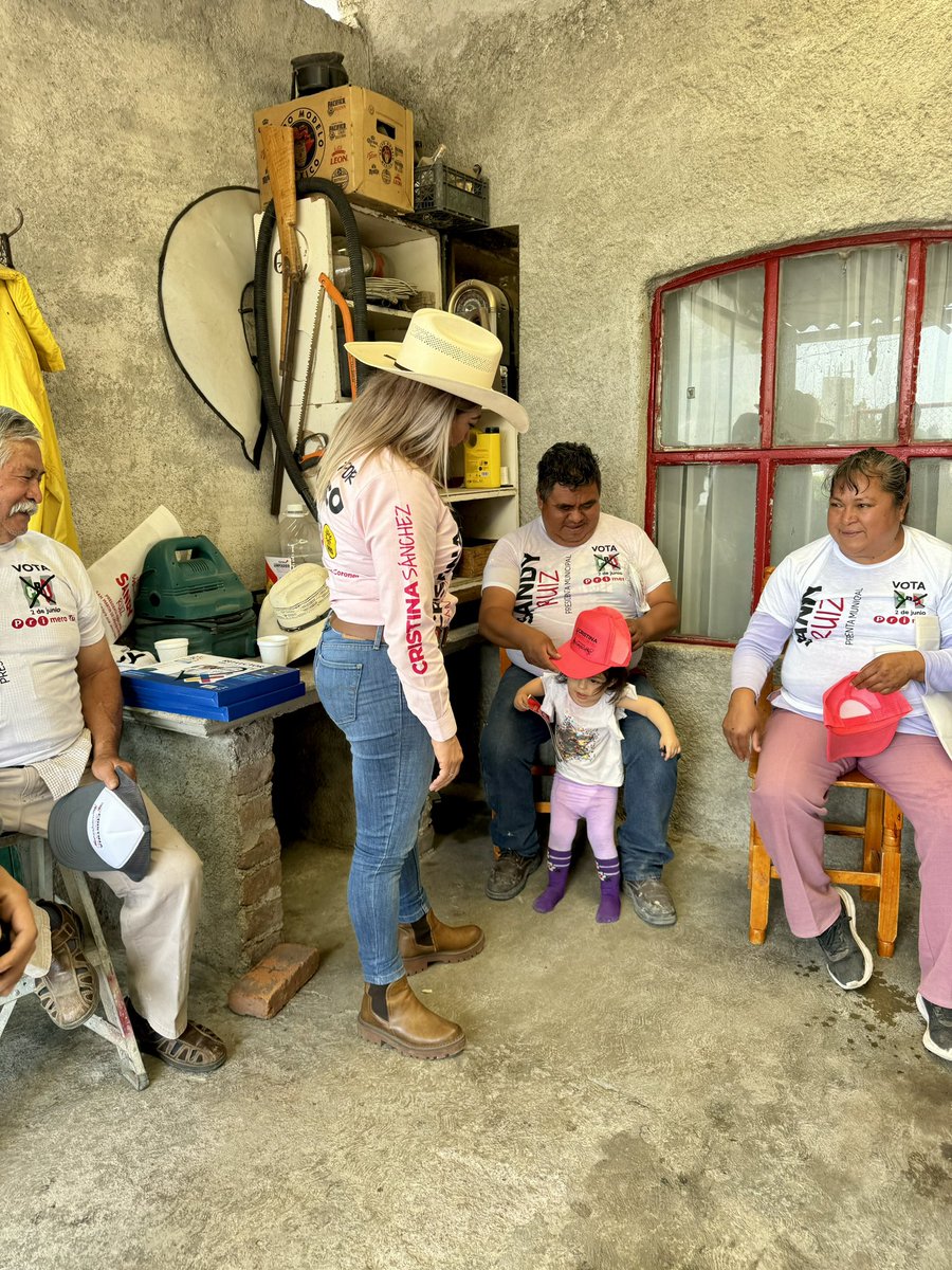 CristinaSanCol1's tweet photo. Me resulta maravilloso saber que, de su mano, vamos a marcar el rumbo de San Martín de las Pirámides y a seguir construyendo la grandeza del #DistritoFederal14. 

Solo puedo agradecer por la confianza a este proyecto. Este 2 de junio, vota por Sandy Ruíz y todo 💪🏼 y 🩷. https://t.co/KUyfZZ8mWI