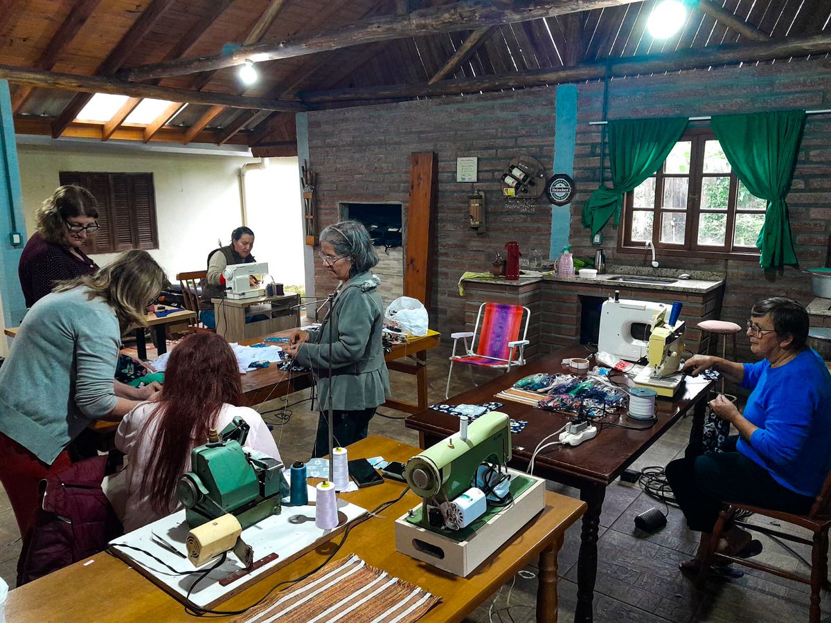 🪡 ASSENTADAS CONFECCIONAM CALCINHAS PARA VÍTIMAS DAS ENCHENTES!

🧺 Professoras, veterinárias e camponesas organizaram máquinas e tecidos e estão se encontrando na garagem de Marli. Juntas, estão costurando calcinhas para as vítimas das enchentes no Rio Grande do Sul.

1-3